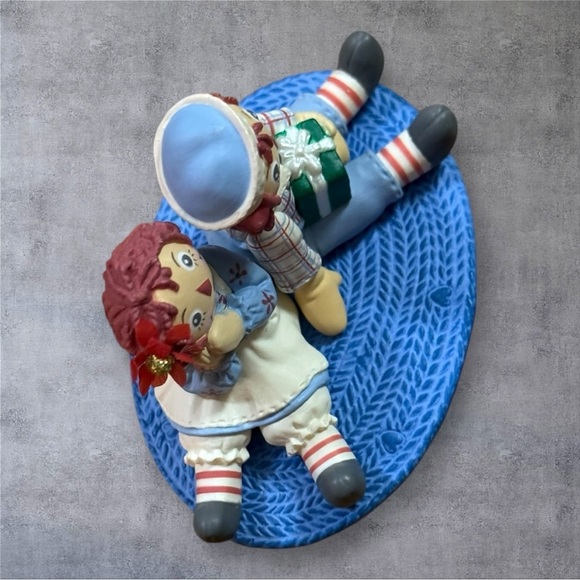 HALLMARK 2003 RAGGEDY ANN AND RAGGEDY ANDY ORNAMENT “A GIFT FOR RAGGEDY ANN” - Picture 5 of 6